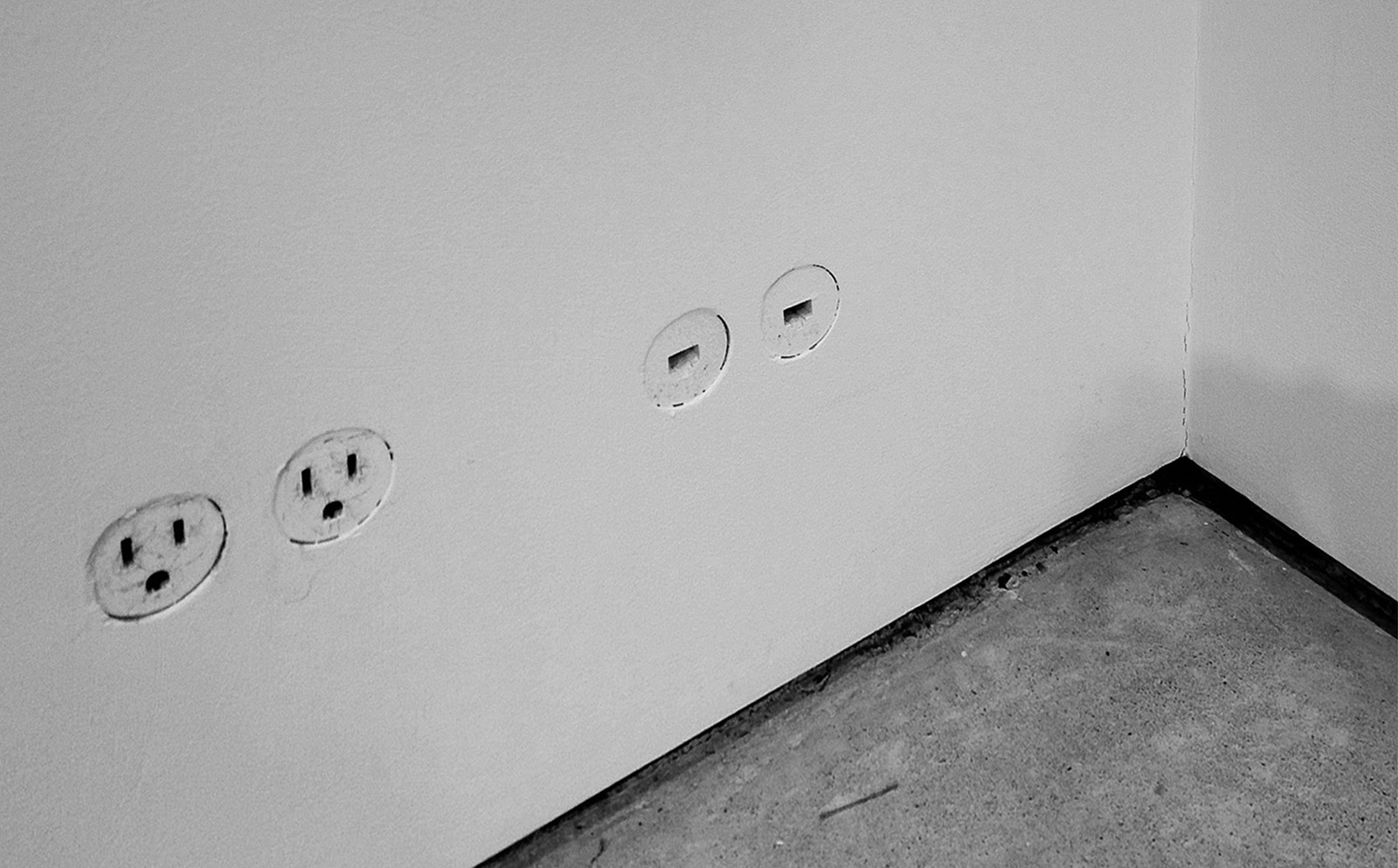 electrical-outlet-b&w