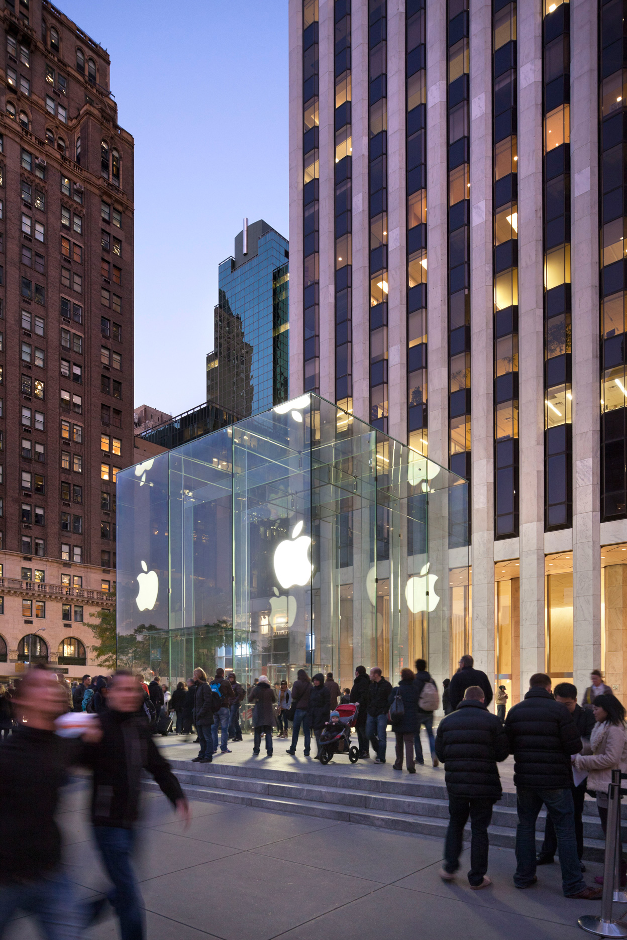 Apple-Fifth-Ave-photo-by-Peter-Aaron, -Esto-Photographics
